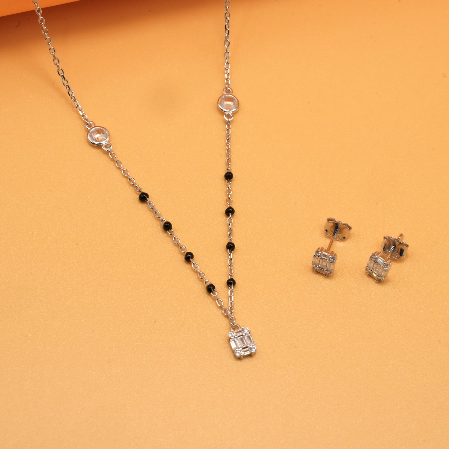 Minimal Glow Mangalsutra Set