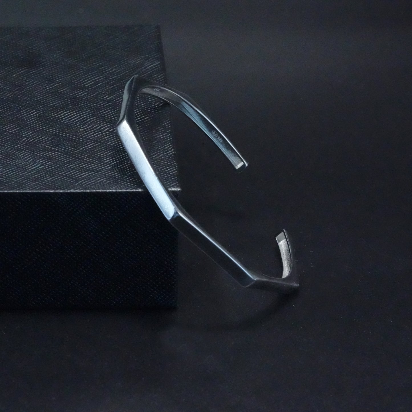 Bare Vibe Sharp Line Bracelet