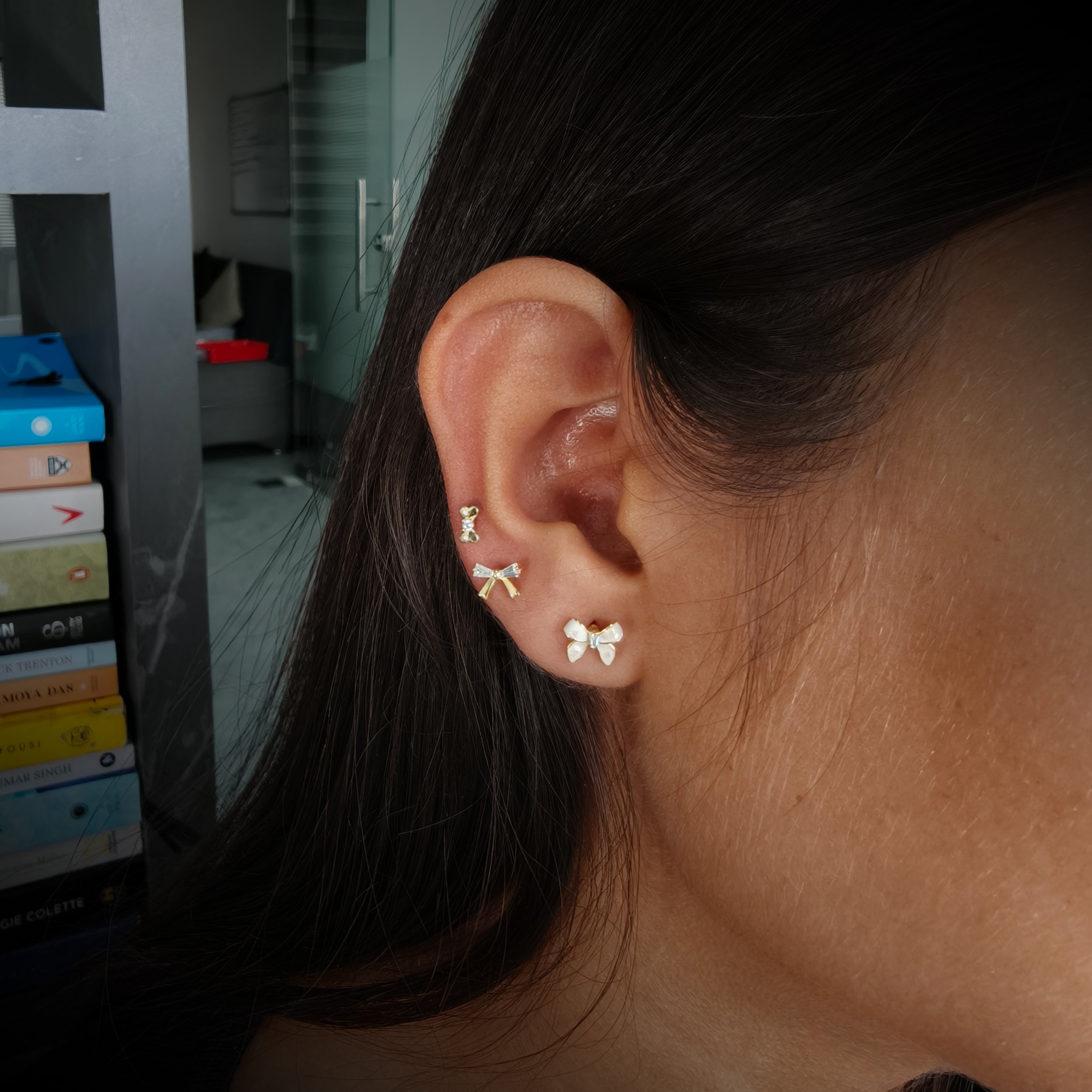 Elegant Bow & Ribbon Stud Set