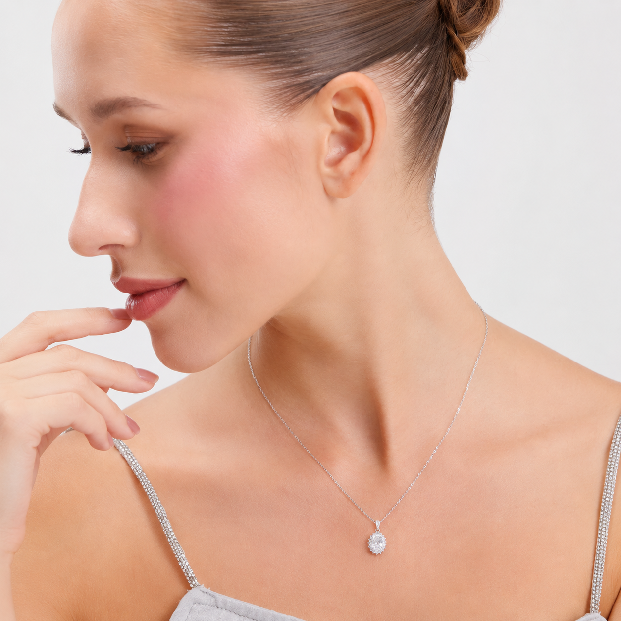 Silver Luxury Necklace with Sparkling Crystal